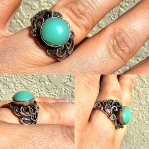Vintage .925 sterling silver fillagree Paisley ring with light green stone
